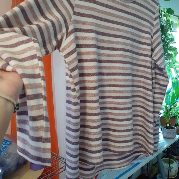 Sweater/Top - Picture 3 of 8